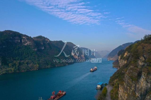 能见度高,长江西陵峡口春暖花开,船舶如织,风景怡人
