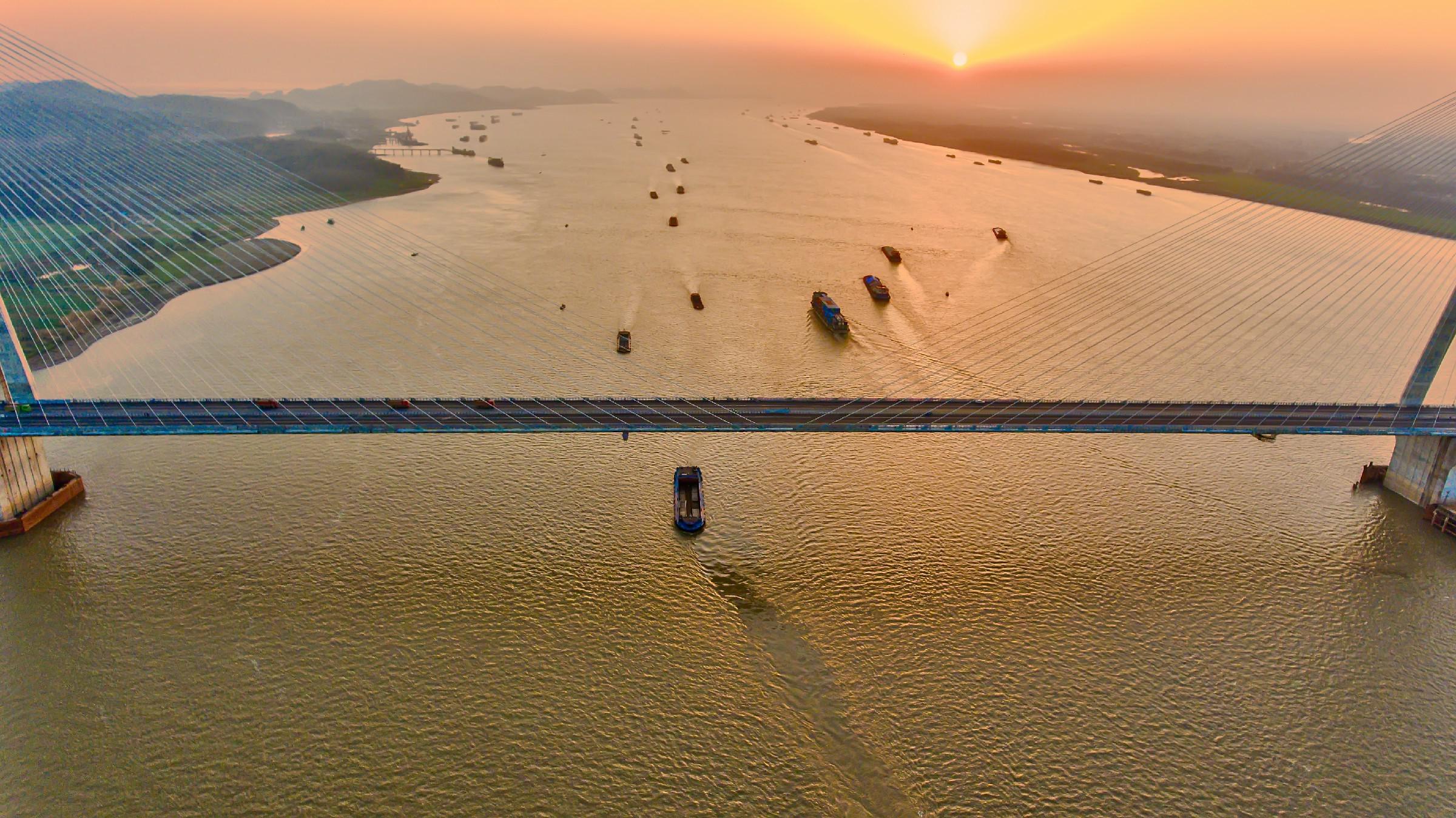 安徽安庆长江航道水运忙