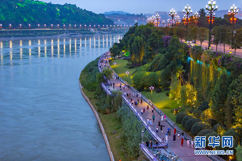 傍晚的宜宾市城区三江口长江公园.曾朗 摄